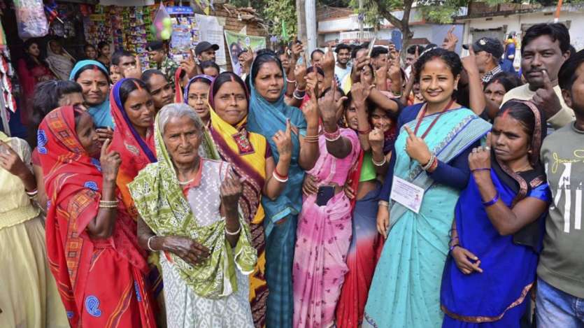 सीएम हेमंत सोरेन की पत्नी कल्पना सोरेन ने रांची के एक मतदान केंद्र पर एक बुजुर्ग मतदाता से मुलाकात की। इस समय वहां बड़ी संख्या में महिलाएं भी थीं.