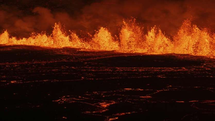 Letusan gunung berapi tidak menimbulkan ancaman terhadap aktivitas penerbangan, namun para pejabat memperingatkan adanya gas di beberapa bagian semenanjung, termasuk kota terdekat Grindavik. 