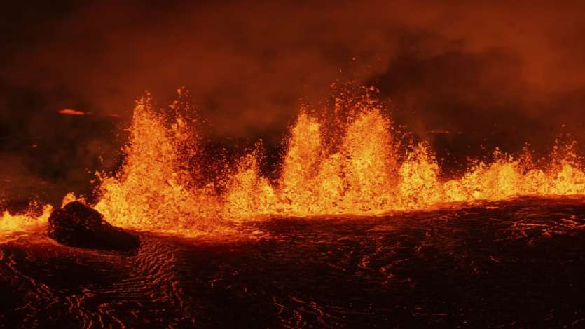 Kantor Meteorologi Islandia, yang memantau aktivitas seismik, mengatakan ledakan terjadi pada hari Rabu pukul 23:14, menyebabkan patahan sepanjang sekitar 3 kilometer.