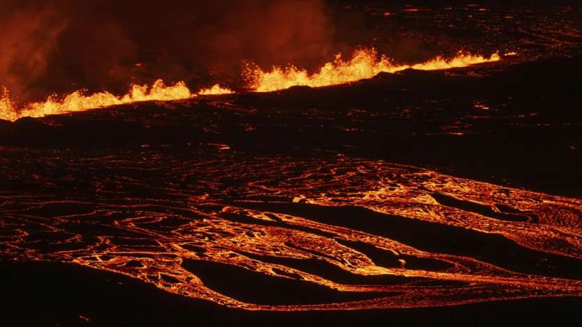 Pihak berwenang mengatakan letusan gunung berapi baru-baru ini di Semenanjung Reykjanes tidak menimbulkan ancaman lebih lanjut terhadap kota tersebut. Setelah letusan gunung berapi sebelumnya, lava terlihat mengalir ke es di Islandia. 