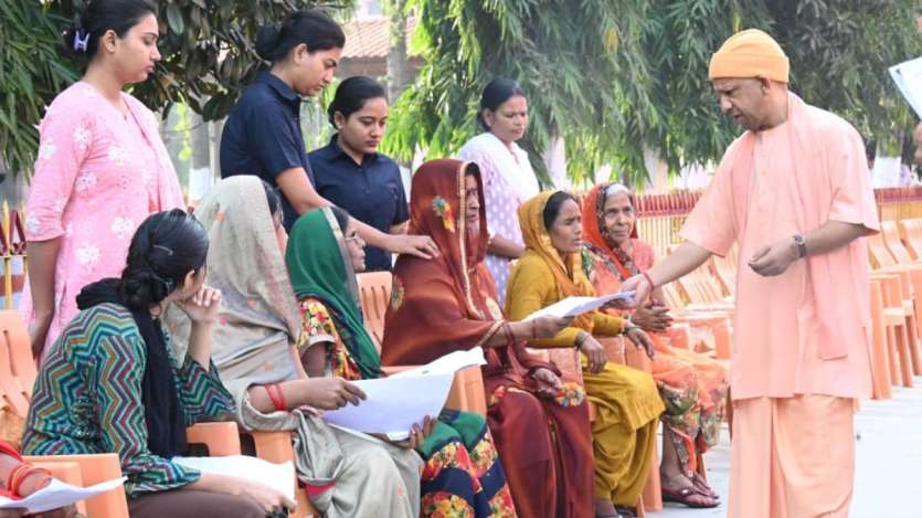 मुख्यमंत्री योगी आदित्यनाथ 2 दिन के गोरखपुर दौरे पर हैं। वह यहां जब भी आते हैं लोगों की समस्याओं को जरूर सुनते हैं।