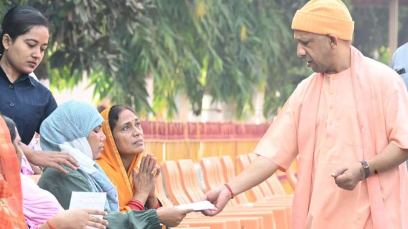 ‘जनता दर्शन’ कार्यक्रम में लोगों ने खुलकर मुख्यमंत्री योगी आदित्यनाथ से अपनी समस्याओं के बारे में बात की।