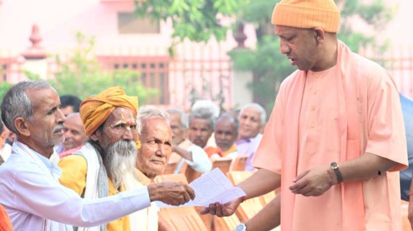 मुख्यमंत्री ने आम जनता की समस्याएं सुनने के बाद अधिकारियों को तुरंत उनका निराकरण करने के निर्देश भी दिए।