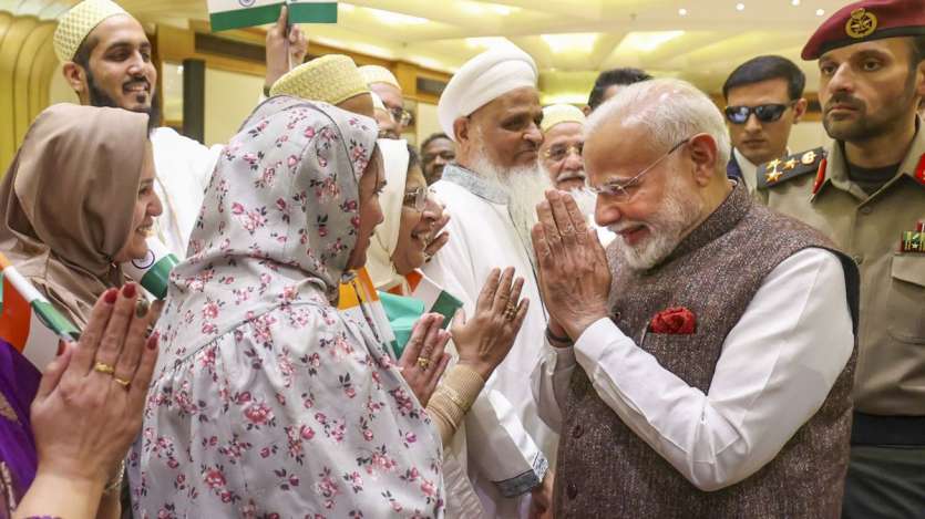 Perempuan dan anggota komunitas Muslim juga menyambut hangat kedatangan Perdana Menteri Modi ke Kuwait. 