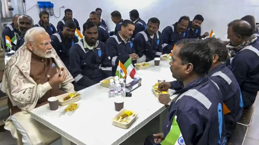 Perdana Menteri Modi berinteraksi dan sarapan bersama para pekerja dan pekerja asal India. 