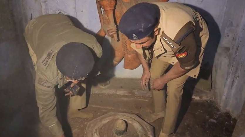 मंदर के कपाट जब खुले तो अंदर मूर्तियों पर काफी धूल जमा थी। पुलिसकर्मियों ने खुद मूर्तियों से धूल साफ की और परिसर की सफाई में हाथ बंटाया। 