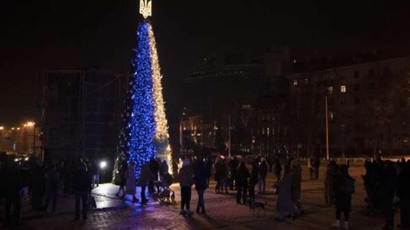 Anda dapat melihat pohon Natal hampir di semua tempat di Eropa. Dilengkapi dengan lampu warna warni dan pinggirannya. 