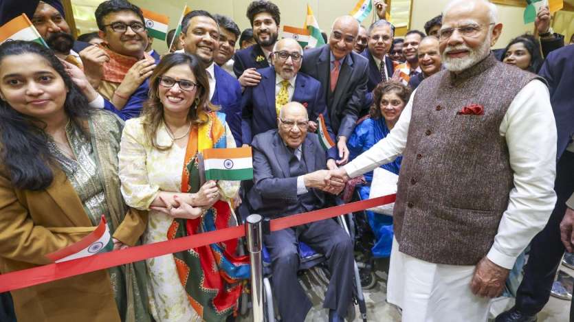 PM Modi juga bertemu Mangalsen Handa, mantan petugas IFS berusia 101 tahun di diaspora. 