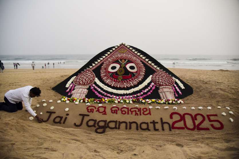 The whole world is celebrating the New Year. During this time, to welcome the New Year, Sudarshan Patnaik created a very beautiful artwork of Lord Jagannath from sand on the seashore in Puri, Odisha.