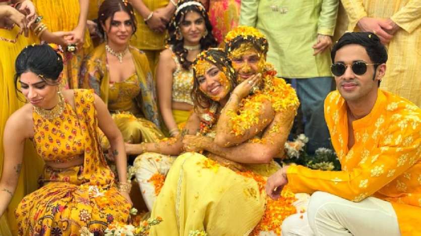 इसके बाद से दोनों रिलेशनशिप में हैं। अब दोनों आज शादी के बंधन में बंध गए हैं। आलिया कश्यप अनुराग की बेटी हैं। अनुराग कश्यप ने साल 1999 में आरती बजाज से शादी की थी। इस शादी के बाद अनुराग कश्यप की बेटी आलिया हुई थी। इसके बाद से दोनों रिलेशनशिप में हैं। अब दोनों आज शादी के बंधन में बंध गए हैं। आलिया कश्यप अनुराग की बेटी हैं। अनुराग कश्यप ने साल 1999 में आरती बजाज से शादी की थी। इस शादी के बाद अनुराग कश्यप की बेटी आलिया हुई थी।