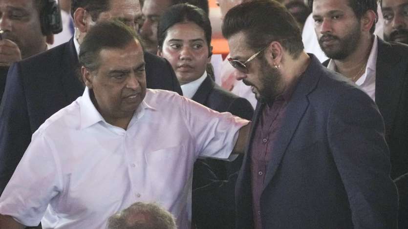 समारोह में अभिनेता शाहरुख खान, सलमान खान, रणबीर कपूर, अभिनेत्री माधुरी दीक्षित, पूर्व क्रिकेटर सचिन तेंदुलकर तथा उद्योगपति मुकेश अंबानी भी मौजूद थे।