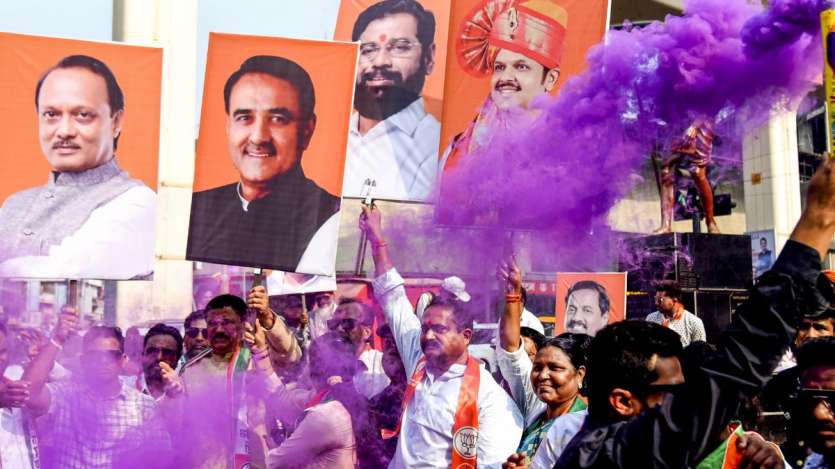 एनसीपी कार्यकर्ता और समर्थक पार्टी प्रमुख अजित पवार के महाराष्ट्र के उपमुख्यमंत्री के रूप में शपथ लेने से पहले नागपुर में जश्न मनाते हुए।