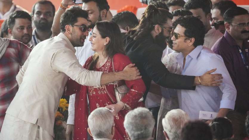 मुंबई में महाराष्ट्र के मुख्यमंत्री के रूप में देवेंद्र फडणवीस के शपथ ग्रहण समारोह के दौरान बॉलीवुड अभिनेता रणबीर कपूर और रणवीर सिंह पूर्व क्रिकेटर सचिन तेंदुलकर और उनकी पत्नी अंजलि के साथ।