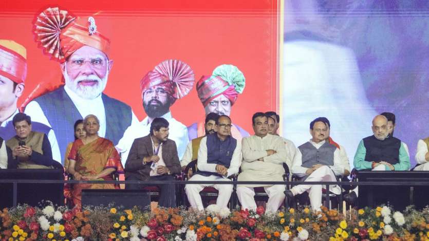 शपथ ग्रहण समारोह के अवसर पर केंद्रीय मंत्री अमित शाह, जे पी नड्डा, राजनाथ सिंह, नितिन गडकरी और शिवराज सिंह चौहान मौजूद थे।