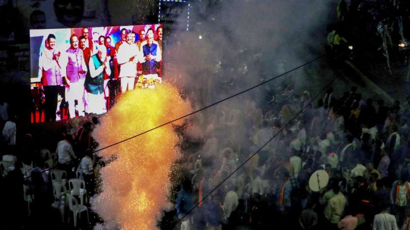 महाराष्ट्र के मुख्यमंत्री के रूप में देवेंद्र फडणवीस के शपथ ग्रहण समारोह का सीधा प्रसारण देखते हुए नागपुर में समर्थकों ने पटाखे फोड़े।