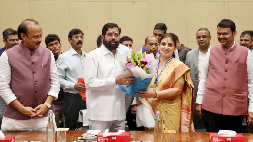 मुंबई में कैबिनेट बैठक में महाराष्ट्र की मुख्य सचिव सुजाता सौनिक उपमुख्यमंत्री एकनाथ शिंदे को सम्मानित करते हुए। इस मौके पर महाराष्ट्र के मुख्यमंत्री देवेंद्र फडणवीस और उपमुख्यमंत्री अजीत पवार भी मौजूद थे।