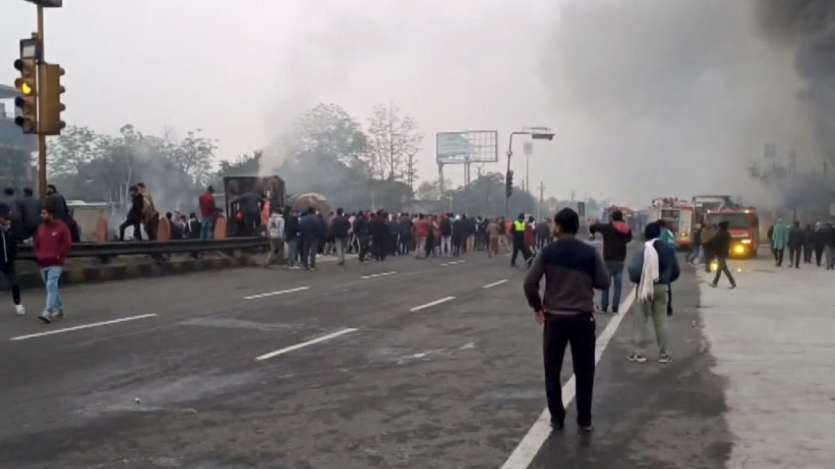 Beberapa kendaraan termasuk truk, mobil dan bus terbakar dalam kecelakaan yang terjadi di Jalan Raya Nasional Jaipur-Ajmer. Sedikitnya lima orang tewas dan 37 lainnya mengalami luka bakar dalam kecelakaan ini. Banyak mobil pemadam kebakaran tiba di lokasi kejadian untuk memadamkan api di dalam kendaraan, namun api dapat dikendalikan segera setelah kecelakaan tersebut.