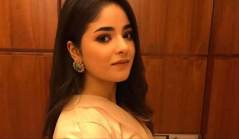 जायरा वसीम ने सिर्फ तीन फिल्मों में काम करने के बाद एक्टिंग छोड़ दी थी। उनकी पहली फिल्म आमिर खान के साथ 'दंगल' थी, फिर उन्होंने 'सीक्रेट सुपरस्टार' में भी उनके साथ काम किया। लास्ट में, उन्होंने प्रियंका चोपड़ा जोनास की फिल्म 'स्काई इज पिंक' में काम किया। ज़ायरा ने अपने धर्म कर्म के कारण इंडस्ट्री छोड़ दी।