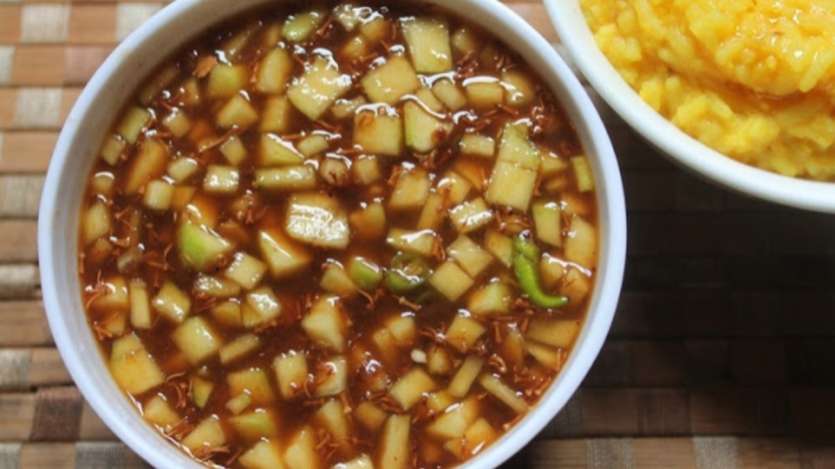 As pessoas comem Ugadi Pachadi com grande entusiasmo no sul da Índia. É fácil de fazer e muito gostoso de comer. Você pode fazer esta receita com tamarindo, manga crua, açúcar mascavo e nim.