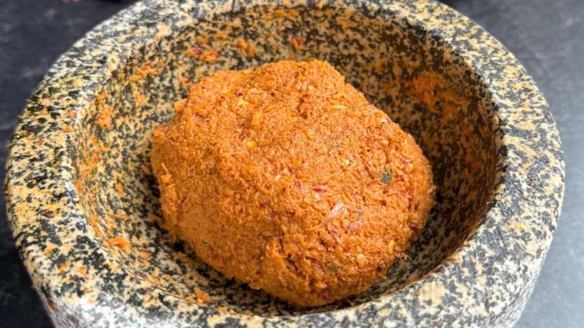 A receita Chammanthi é extremamente popular em Kerala. Esta receita também é conhecida como Thengai Chammanthi ou Chammanthi Podi. A palavra Chammanthi significa chutney ou molho. Geralmente é servido com arroz vermelho Kerala cozido. Essa receita também foi muito pesquisada este ano.