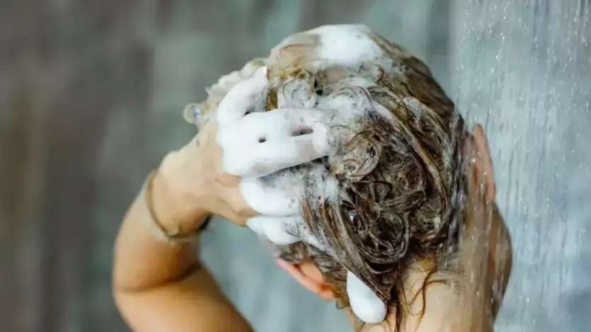 Jangan mencuci rambut dengan air panas, meski tidak sengaja. Untuk hasil terbaik, selalu cuci rambut Anda dengan air dingin. Ini membantu mengunci kelembapan pada rambut Anda sehingga lembut dan berkilau.