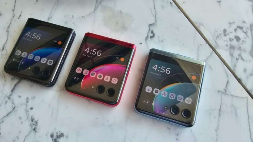 Motorola Razr 50D akan memasuki pasar dengan desain clamshell, layar eksternal besar, dan peringkat IP68. Pilihan desain dan warnanya juga telah terungkap dalam beberapa listingan yang diterbitkan oleh perusahaan telekomunikasi Jepang tersebut. Desainnya sebagian besar mirip dengan Motorola Razr 50 yang ditemukan di pasar India.