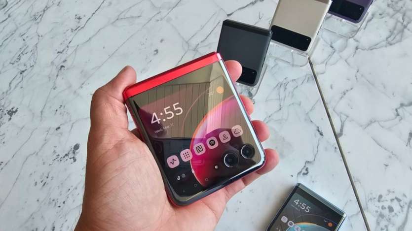 Pelanggan ponsel lipat mendatang akan mendapatkan layar utama berukuran 6,9 inci sedangkan sisi luarnya akan memiliki layar penutup berukuran 3,6 inci. Menurut daftar DOCOMO, smartphone ini akan diluncurkan pada 19 Desember. Perusahaan dapat menawarkannya di pasar dengan harga sekitar Rs 65.000.