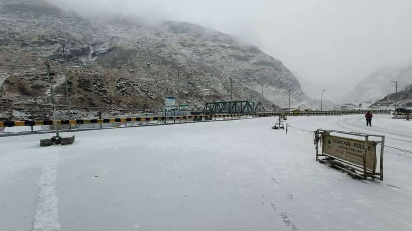 कुल्लू में भी स्नो फॉल देखने को मिला। विंटर वंडरलैंड में कई सालों बाद दिसंबर में इतनी ज्यादा बर्फबारी देखने को मिली है। बर्फ पड़ने के बाद से ही ठंड में काफी इजाफा हुआ है और ठिठुरन बढ़ गई है।
