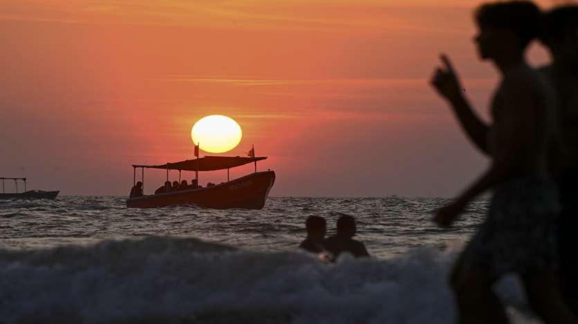 Gambar Sunset terbaru tahun 2024 juga datang dari berbagai wilayah di India.