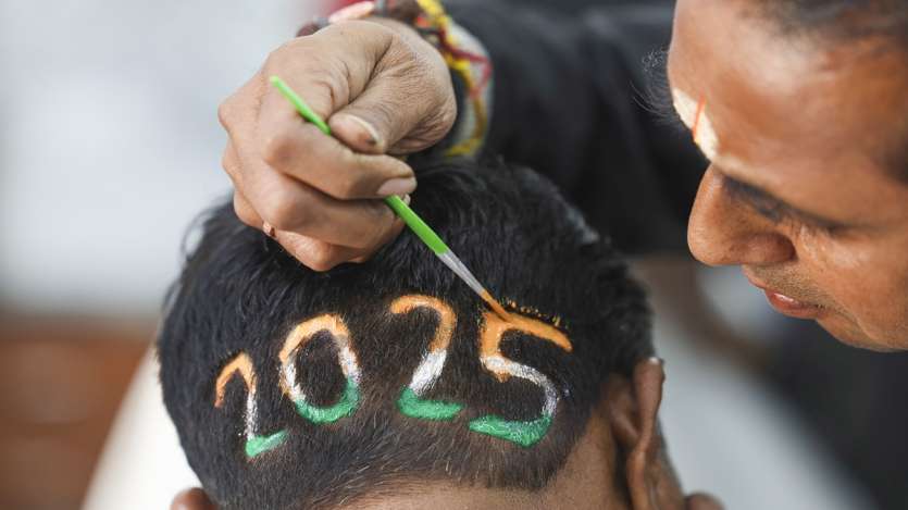 Beberapa orang begitu gembira dengan tahun 2025 sehingga mereka menulis tahun 2025 di kepala mereka.