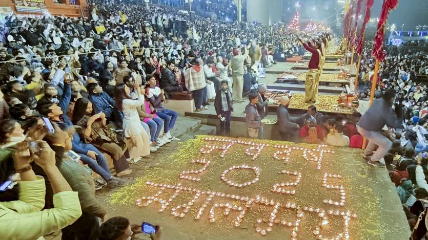 Para penyembah menyaksikan Ganga Aarti pada Malam Tahun Baru di Dashashwamedh Ghat di Varanasi.