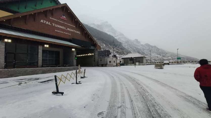 ज्यादातर पहाड़ी इलाके बर्फ की सफेद चादर से ढके नजर आ रहे हैं। बर्फ पड़ते ही पर्यटकों के चेहरे खिल उठे और उनकी तादाद में भी इजाफा होना शुरू हो गया है।