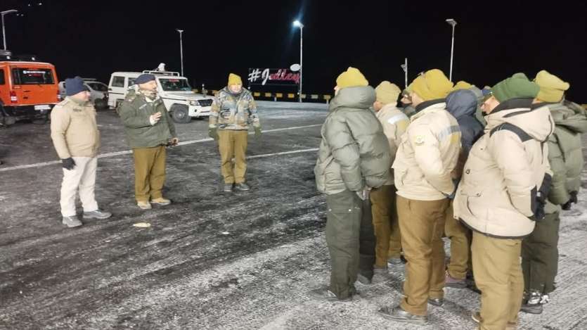 पूरी रात रेस्क्यू ऑपरेशन चलता रहा जिसके बाद बर्फबारी में फंसी टूरिस्ट की गाड़ियों को निकाला जा सका। बर्फबारी की वजह से अटल टलन के दोनों छोर पर जबरदस्त जाम लग गया जिसमें सैकड़ों गाड़ियां फंस गई।