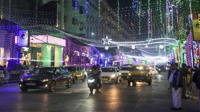 Beginilah cara Tahun Baru dirayakan di Kolkata. Lampu berwarna dipasang di jalan.