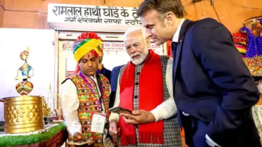 गणतंत्र दिवस 2024 में फ्रांस के राष्ट्रपति इमैनुएल मैक्रों ने मुख्य अतिथि के रूप में भाग लिया था। पीएम मोदी ने फ्रांस के राष्ट्रपति को यूपीआई डिजिटल भुगतान प्रणाली के बारे में बताया।