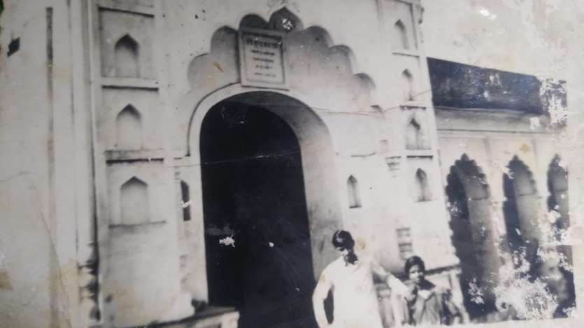 Uma fotografia antiga do portão principal da escadaria encontrada em Chandosi veio à tona. A escavação do poço em Sambhal está em andamento. De qualquer forma, as cortinas do segredo da rainha estão se abrindo. Multidões de pessoas estão se reunindo para ver o poço da Rainha, que está enterrado há anos. Essa multidão está aumentando a cada dia. 