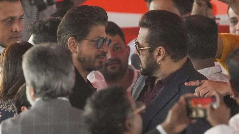 मुंबई में महाराष्ट्र के मुख्यमंत्री के रूप में देवेंद्र फडणवीस के शपथ ग्रहण समारोह के दौरान बॉलीवुड अभिनेता शाहरुख खान और सलमान खान।