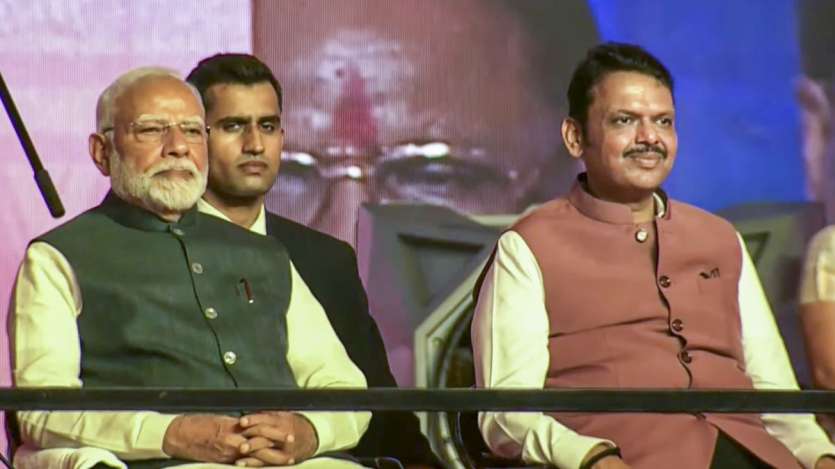 सत्ता में दमदार वापसी करते हुए देवेंद्र फडणवीस ने गुरुवार की शाम मुंबई के आजाद मैदान में एक भव्य समारोह में तीसरी बार महाराष्ट्र के मुख्यमंत्री के रूप में शपथ ली। BJP के नेतृत्व वाली ‘महायुति’ गठबंधन के नेताओं एकनाथ शिंदे और अजित पवार को उपमुख्यमंत्री पद की शपथ दिलाई गई। इस दौरान प्रधानमंत्री नरेन्द्र मोदी भी मौजूद रहे।