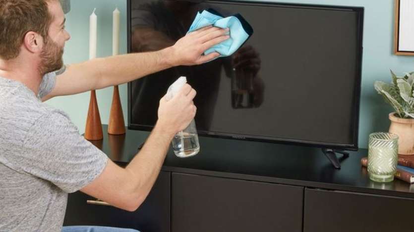 Vous aurez besoin d’une certaine expertise dans le nettoyage des téléviseurs intelligents. Vous devez utiliser un chiffon en microfibre pour le nettoyage. En dehors de cela, vous devez utiliser de l’eau distale. Vous pouvez également utiliser un nettoyant pour écran à la place de l'eau.