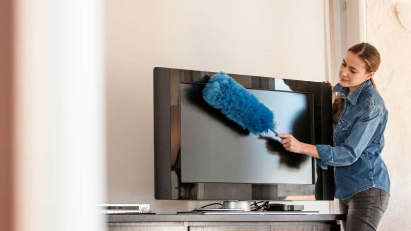 La Smart TV ne nécessite pas beaucoup d'entretien, mais si nous sommes même un peu négligents, notre coûteux téléviseur peut être endommagé en quelques mois et cela peut entraîner d'énormes pertes. Par conséquent, nous devons garder certaines choses à l’esprit lors du nettoyage des téléviseurs intelligents.