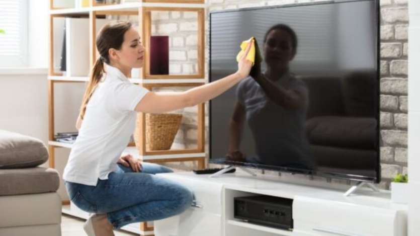 L’écran d’une smart TV est assez délicat, il ne faut donc pas le nettoyer à la hâte. Lors du nettoyage de l’écran, il ne faut pas exercer trop de pression dessus. En raison de la pression, l'écran peut s'assombrir et votre téléviseur sera endommagé.