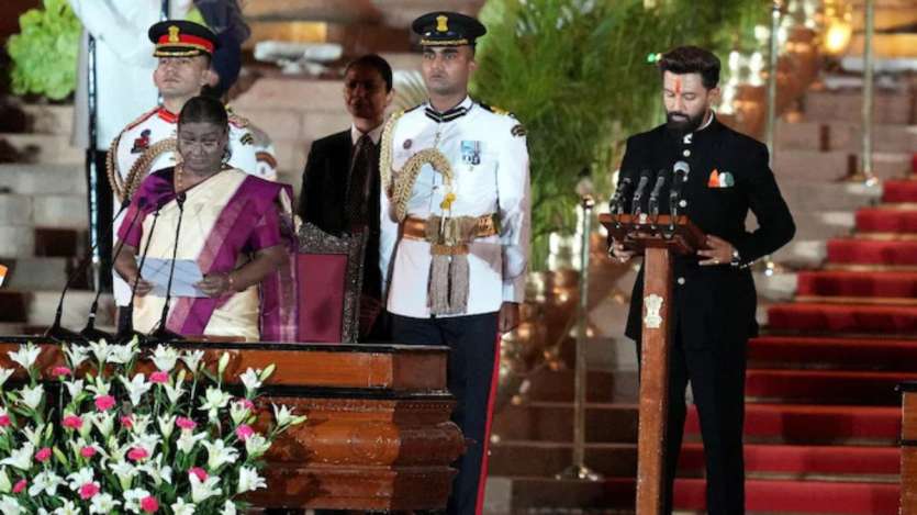 3. चिराग पासवान- इसी साल देश में हुए लोकसभा चुनाव के दौरान चिराग पासवान काफी चर्चा में रहे। चिराग पासवान को केंद्र की नई सरकार में केंद्रीय मंत्री बनाया गया। इसके बाद से उनके बारे में काफी ज्यादा सर्च किया गया। वहीं चिराग पासवान की पहचान युवा नेता के तौर पर भी है। 3. चिराग पासवान- इसी साल देश में हुए लोकसभा चुनाव के दौरान चिराग पासवान काफी चर्चा में रहे। चिराग पासवान को केंद्र की नई सरकार में केंद्रीय मंत्री बनाया गया। इसके बाद से उनके बारे में काफी ज्यादा सर्च किया गया। वहीं चिराग पासवान की पहचान युवा नेता के तौर पर भी है।