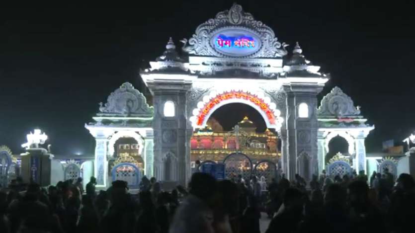 People reached Prem Mandir in Vrindavan to celebrate the New Year. During this time, Prem Mandir was decorated beautifully. A large number of devotees have reached the temple.