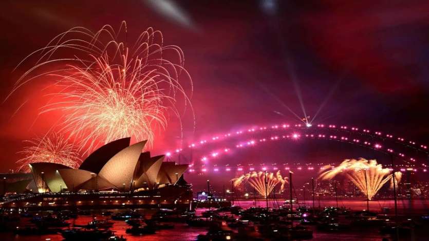 The New Year was welcomed with great pomp at the Sydney Harbor Bridge in Australia. A spectacular fireworks display was organised here. Thousands of people came to see it.