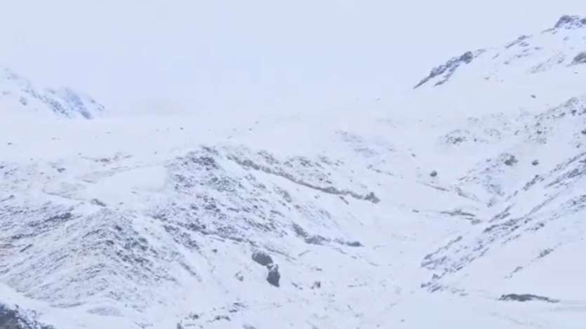 Snowfall has started in Dras, Ladakh. However, the snowfall is not so heavy right now, but light snowfall continues. Heavy snowfall is expected to create a thick blanket of snow in the coming days.