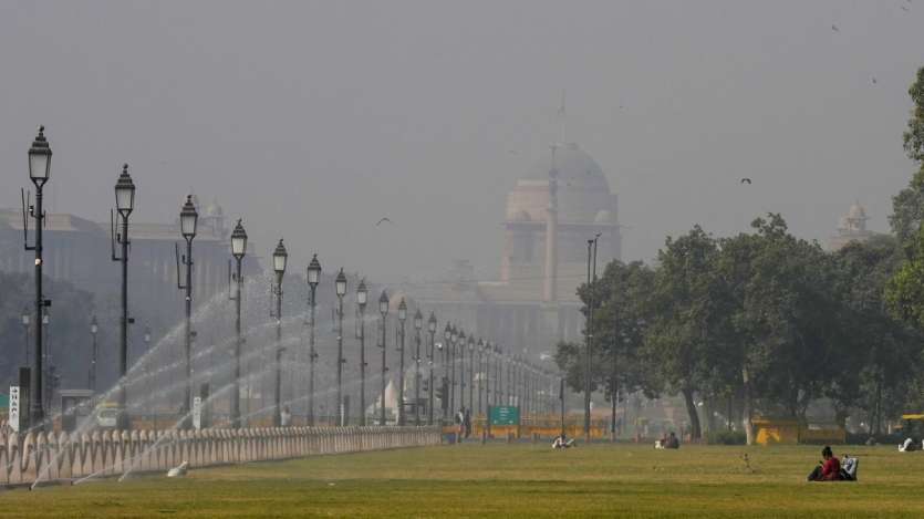 With increasing cold in Delhi, pollution is also increasing. Due to increasing pollution, people are facing problems in eyes and breathing. The view is of Rashtrapati Bhavan, which is completely covered with fog.