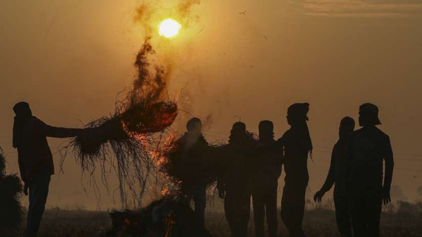 It is extremely cold in Jammu and Kashmir also. People lit fires to escape the cold. This picture is of the border area of ​​Jammu, which is very close to the India-Pakistan border.