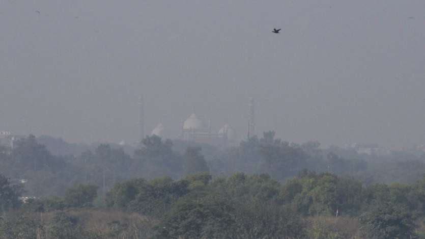 Pollution remains a big problem in the capital Delhi. AQI increases as the temperature decreases. This is causing respiratory diseases. The picture is of Jama Masjid, which is covered with fog.