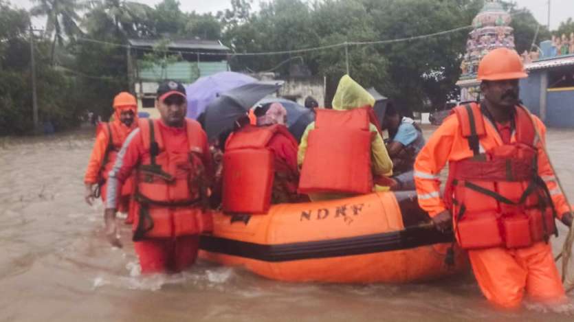 Heavy rains caused by Fangal have created flood-like conditions in many areas of Tamil Nadu. NDRF teams are engaged in relief and rescue operations. The picture is of Cuddalore. Here NDRF personnel rescued local people from the flood affected area after the cyclone.