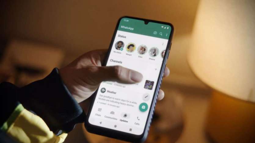 नया फीचर आने के बाद यूजर्स को किसी चैट या फिर ग्रुप पर आने वाली फोटो या फिर वीडियो को डाउनलोड करने की जरूरत नहीं पड़ेगी। बल्कि यूजर्स उस फोटो और वीडियो को डायरेक्ट ही फेसबुक और इंस्टाग्राम जैसे प्लेटफॉर्म पर शेयर कर पाएंगे। 
